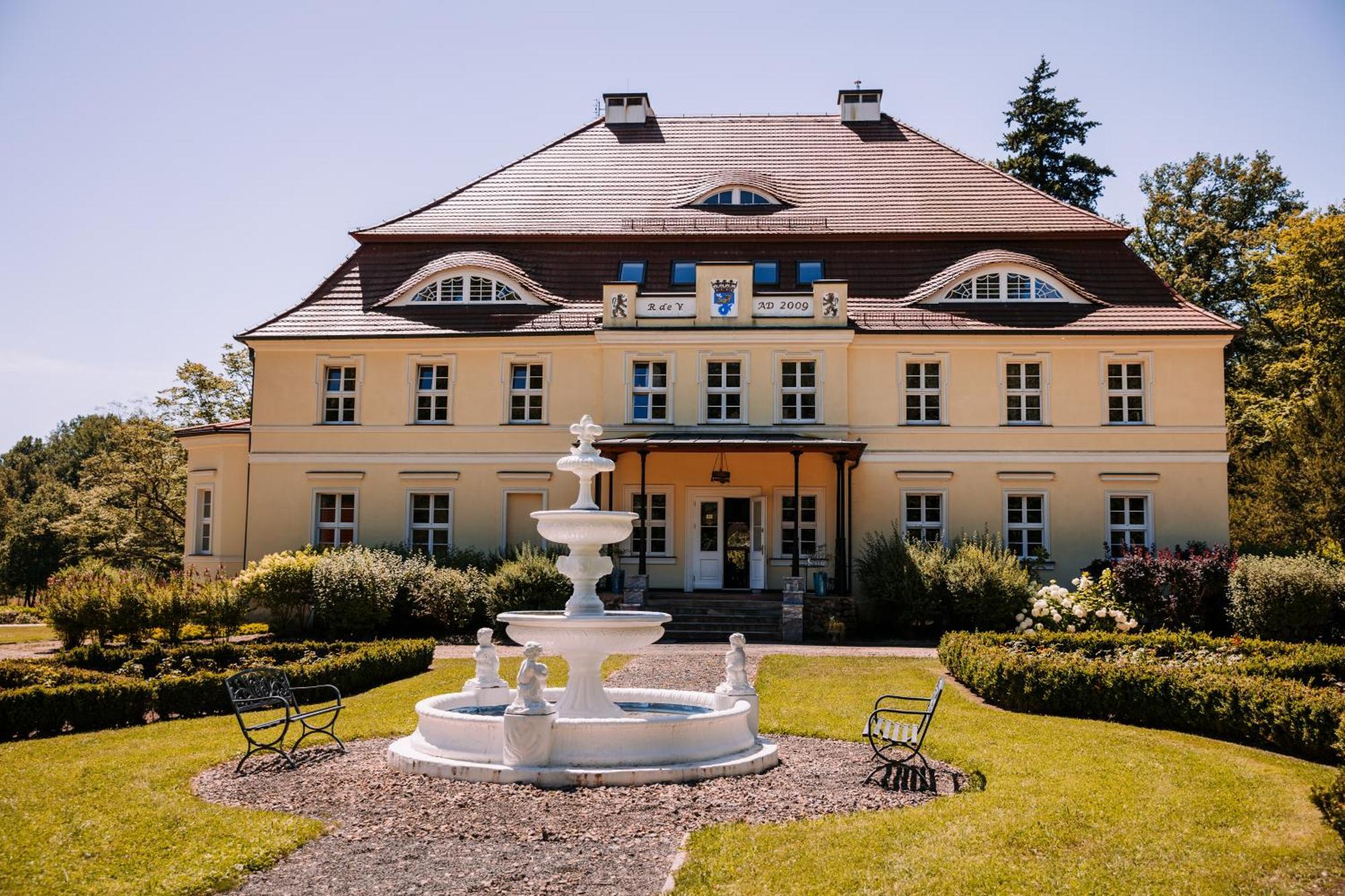Palac Bogaczow - Noclegi - Restauracja - Przyjecia Exteriör bild